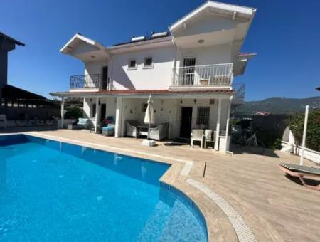 Modern 3 Bed Villa Close To Town