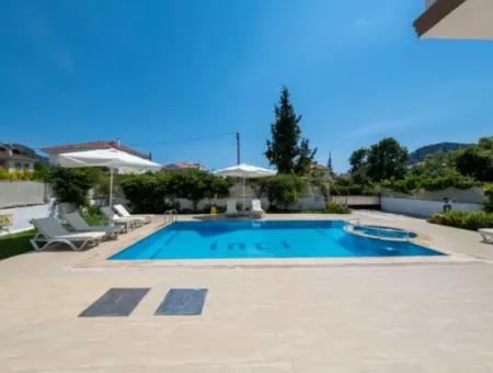 Modern 4 Bed Villa In Quiet Area