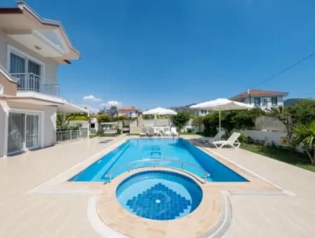 Modern 4 Bed Villa In Quiet Area