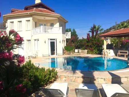 Dalyan Gülpınarda 1100 M2 Arsa İçerisinde Satılık Villa